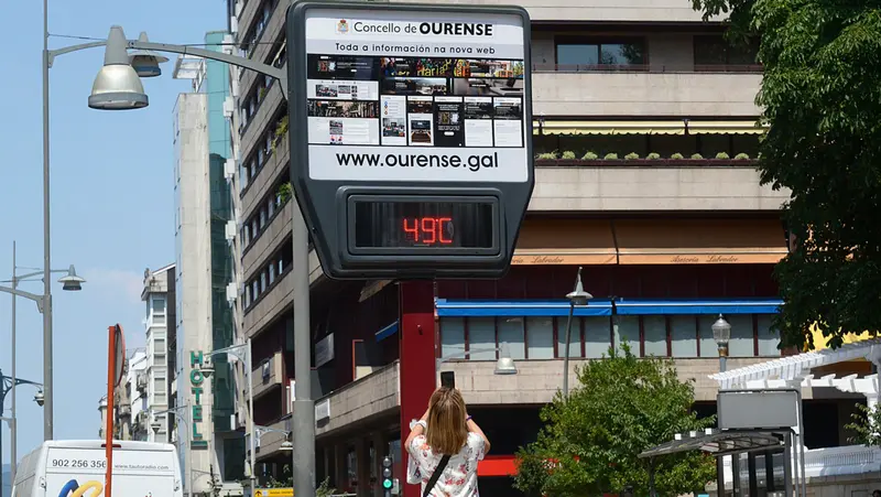 <p> Archivo - Una mujer hace una fotograf&iacute;a a un term&oacute;metro en la calle que marca 49 grados, en Orense. - Rosa Veiga - Europa Press - Archivo </p>