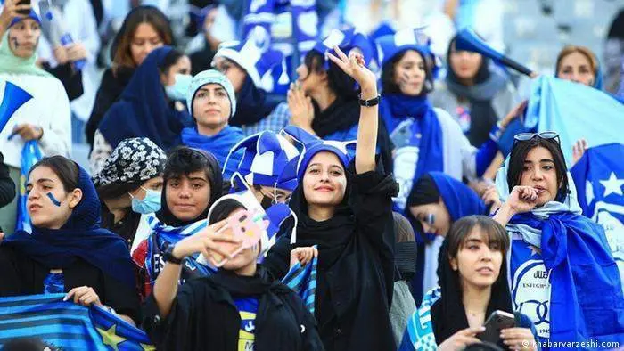 <p> Muejres iran&iacute;es disfrutando de un partido profesional </p>