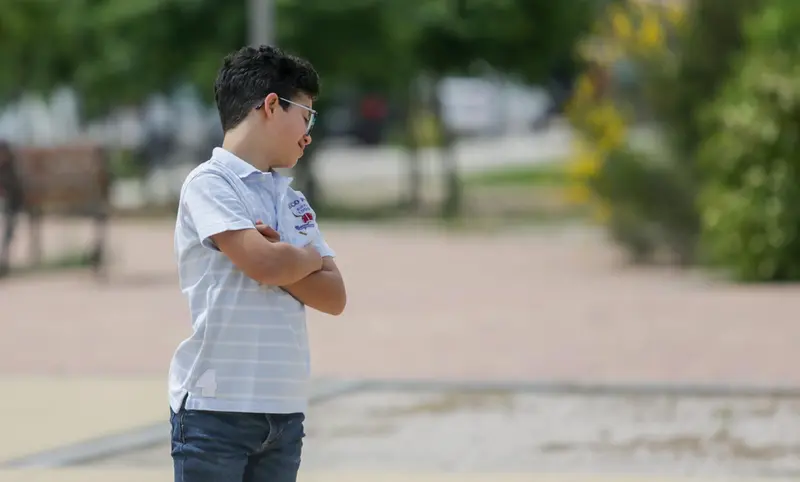 <p> Archivo - Un menor con S&iacute;ndrome de Down cruzado de brazos. - Ricardo Rubio - Europa Press - Archivo </p>