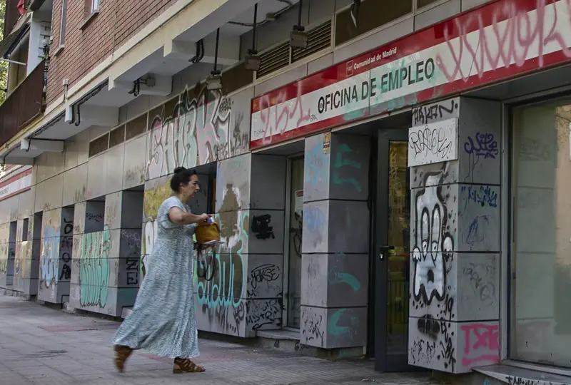 <p> Archivo - Una mujer entra a una oficina de servicio p&uacute;blico de empleo, en una imagen de archivo. - Jes&uacute;s Hell&iacute;n - Europa Press - Archivo </p>