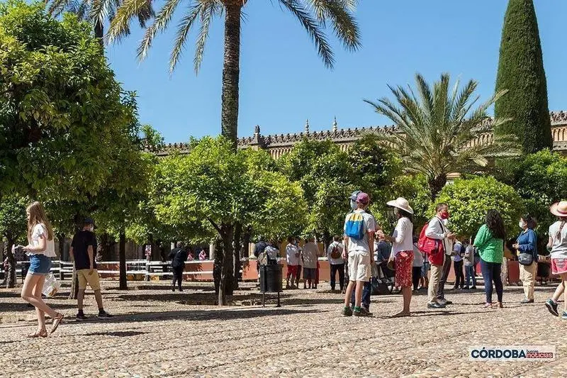 <p> Turistas en el Patio de los Naranjos / Pilar Gázquez. </p>