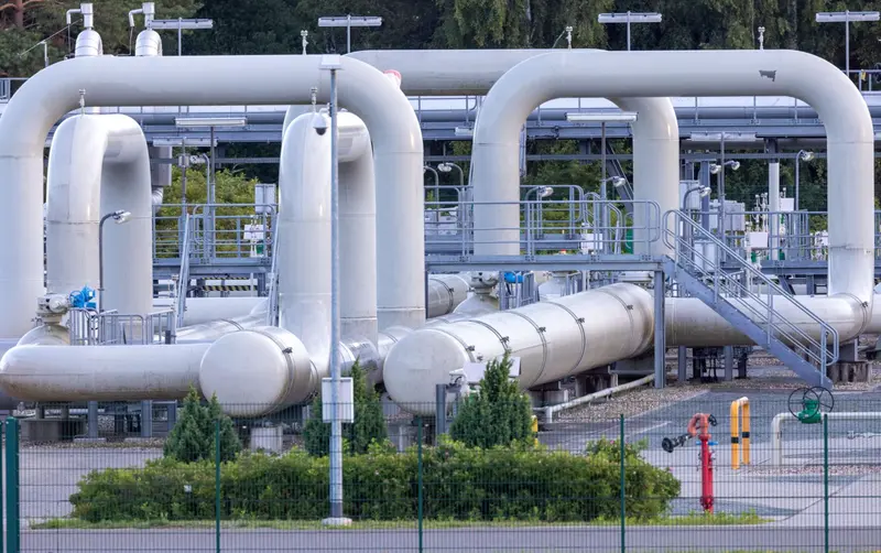 <p> Archivo - FILED - 11 July 2022, Mecklenburg-West Pomerania, Lubmin: A view of the pipe systems and shut-off devices at the gas receiving station of the Nord Stream 1 Baltic Sea pipeline and the transfer station of the OPAL (Ostsee-Pipeline-Anbindungsleitu - Jens B&uuml;ttner/dpa - Archivo </p>