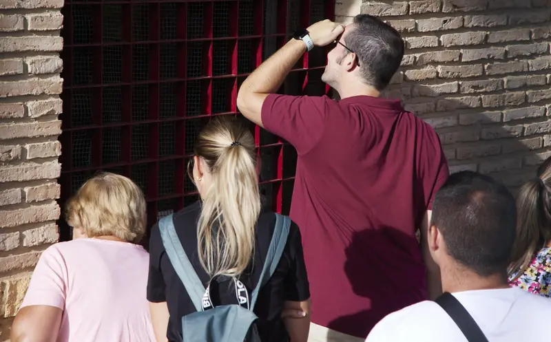 <p> Unos padres asomados a la ventana para observar a sus hijos en el d&iacute;a de la inauguraci&oacute;n del curso 2022/2023 del primer ciclo de Infantil, a 1 de septiembre de 2022, en Sevilla (Andaluc&iacute;a, Espa&ntilde;a). - Joaquin Corchero - Europa Press </p>