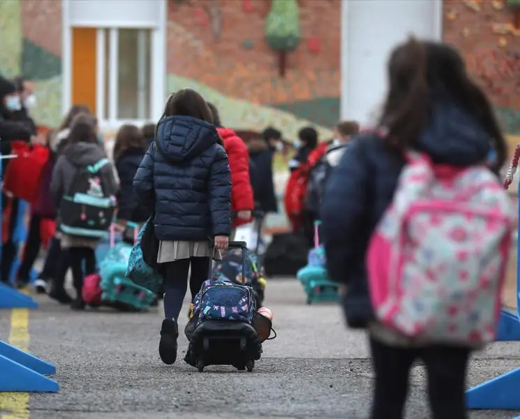 <p> Varios ni&ntilde;os a su llegada al primer d&iacute;a de clase presencial tras la Navidad </p>