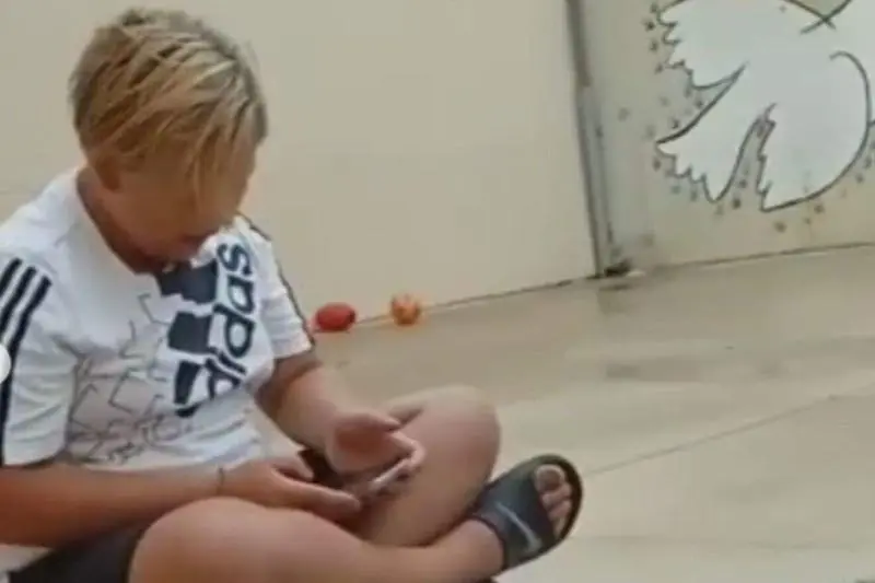 <p> Captura del v&iacute;deo donde Izan sufre de bullying </p>