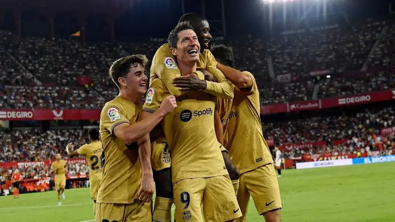 <p> Lewandowski celebra el segundo gol del partido contra el Sevilla </p>