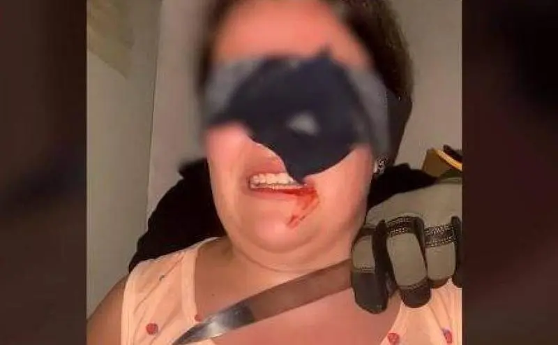 <p> Captura del v&iacute;deo donde la joven finge su secuestro y pide un rescate a su madre </p>