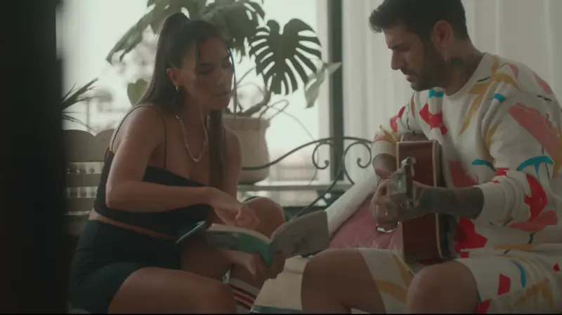 <p> India Mart&iacute;nez y Melendi en el videoclip de 'Si ella supiera' </p>