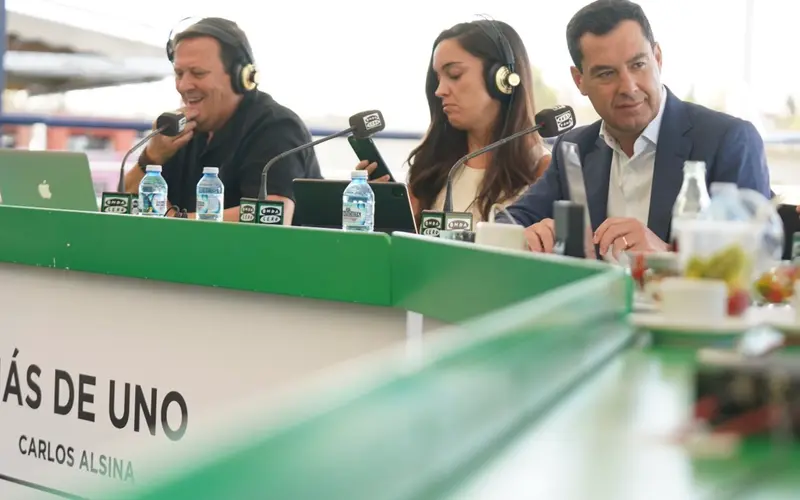 <p> El presidente de la Junta de Andaluc&iacute;a, Juanma Moreno (d), en una entrevista en Onda Cero. - JUNTA DE ANDALUC&Iacute;A </p>