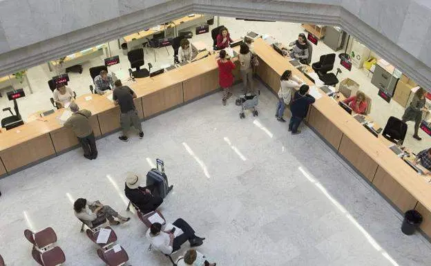 <p> Funcionarios atienden al p&uacute;blico en una administraci&oacute;n local.<br><br>Fuente: Leo noticias. </p>