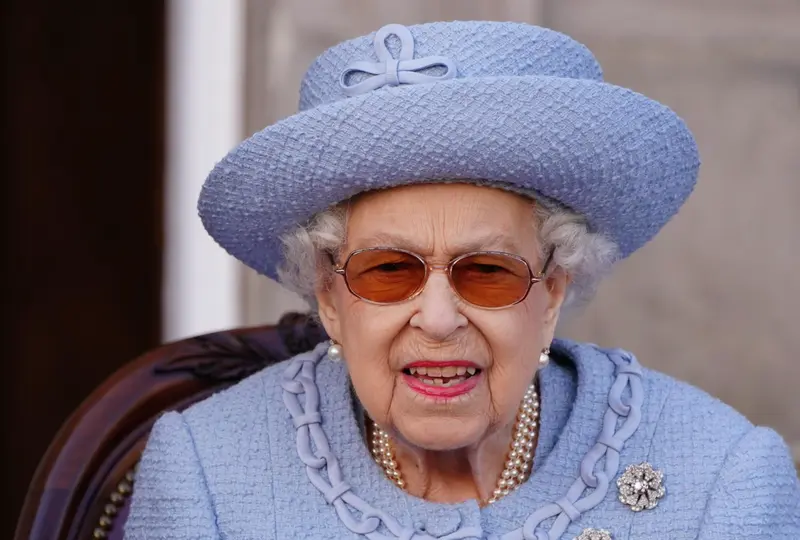 <p> Archivo - 30 June 2022, United Kingdom, Edinburgh: Queen Elizabeth II attends the Reddendo parade of the Queen's Body Guard for Scotland (also known as the Royal Company of Archers) in the gardens of the Palace of Holyroodhouse, as part of her traditional - Jane Barlow/PA Wire/dpa - Archivo </p>