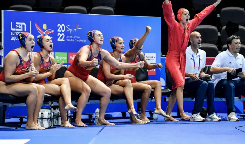 <p> Parte de la selecci&oacute;n espa&ntilde;ola femenina de waterpolo celebra el triunfo. RFEN </p>