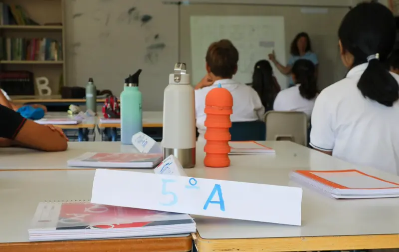 <p> Una profesora da clase el d&iacute;a del inicio del curso - Marta Fern&aacute;ndez Jara - Europa Press </p>