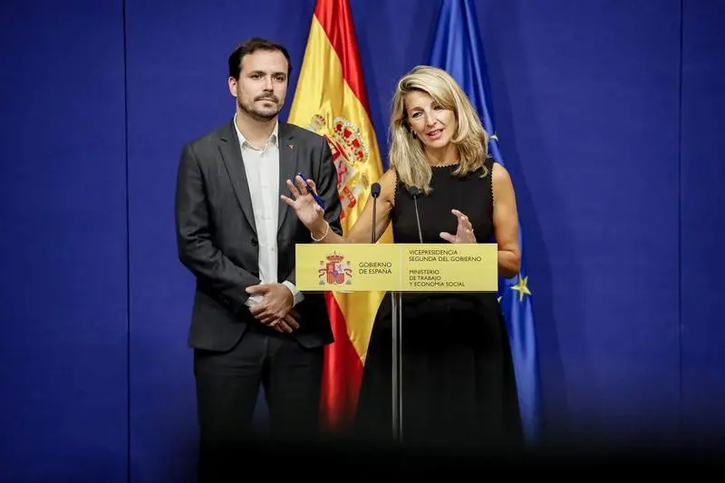 <p> La vicepresidenta segunda del Gobierno y ministra de Trabajo y Econom&iacute;a Social, Yolanda D&iacute;az, y el ministro de Consumo, Alberto Garz&oacute;n </p>