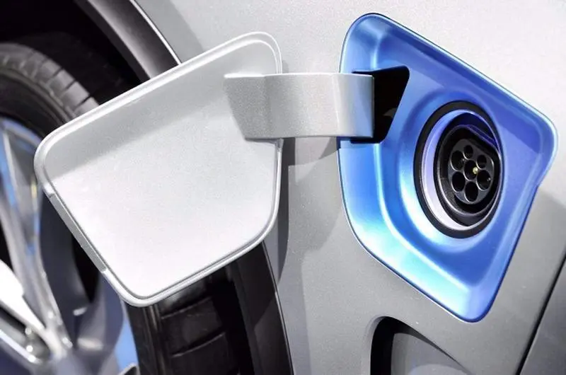 <p> Toma de corriente de un coche el&eacute;ctrico </p>