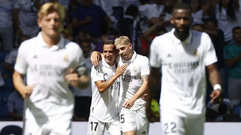 <p> Fede Valverde celebrando su gol junto a Lucas V&aacute;zquez </p>