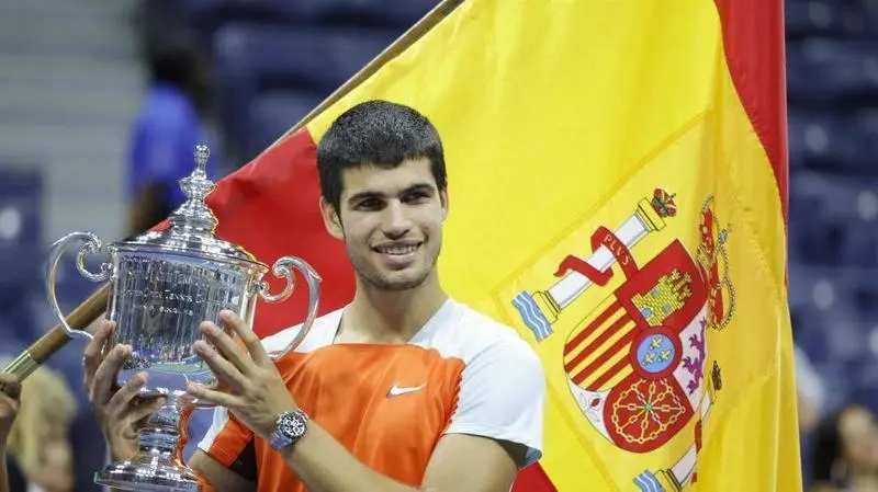 <p> Carlos Alcaraz con el trofeo del US Open </p>
