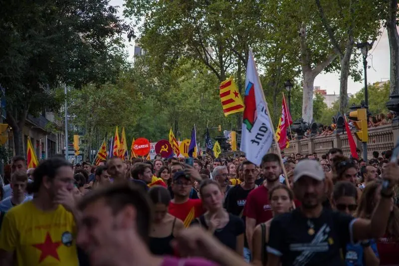 <p> Unas 1.500 personas participan en la manifestaci&oacute;n de la Esquerra Independentista en Barcelona por la Diada </p>