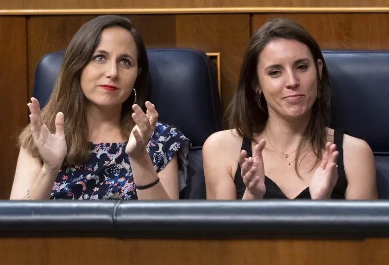 <p> Archivo - La ministra de Derechos Sociales y Agenda 2030, Ione Belarra (i), y la ministra de Igualdad, Irene Montero - Alberto Ortega - Europa Press - Archivo </p>