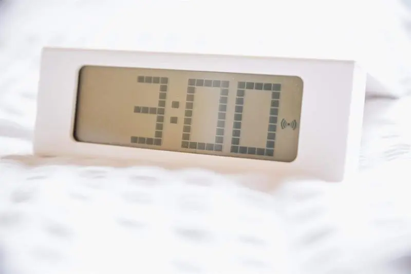 <p> Un reloj que marca las 3 A.M el 24 de Marzo </p>