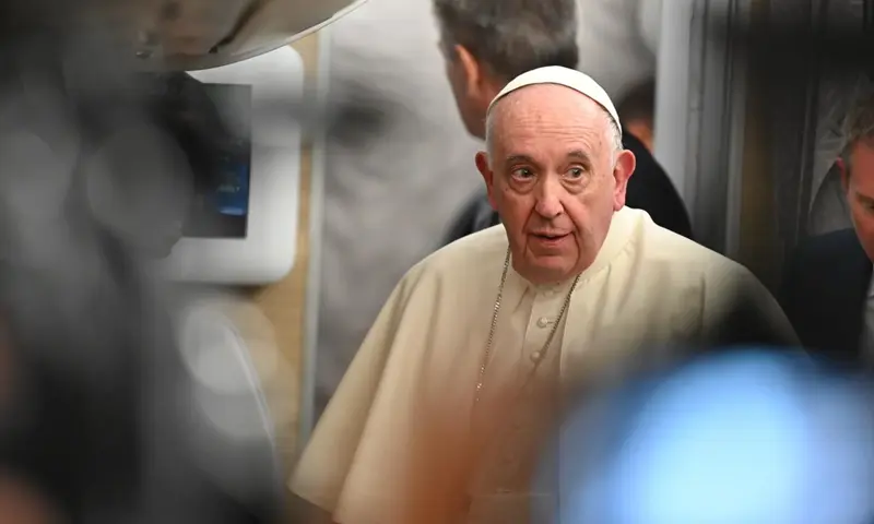 <p> Archivo - El Papa en el avi&oacute;n que le traje de su viaje a Canad&aacute; - Johannes Neudecker/dpa - Archiv </p>