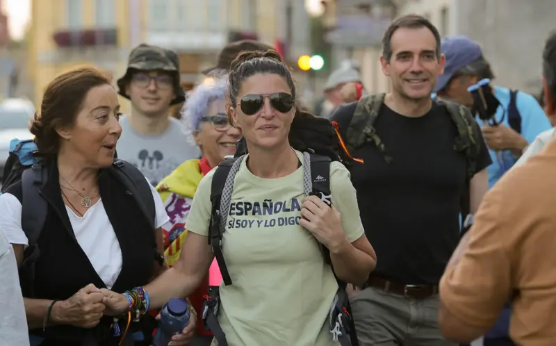 <p> La ex portavoz de Vox en Andaluc&iacute;a Macarena Olona (c) comienza el Camino de Santiago, en Sarria, Lugo, Galicia (Espa&ntilde;a) - Carlos Castro - Europa Press </p>