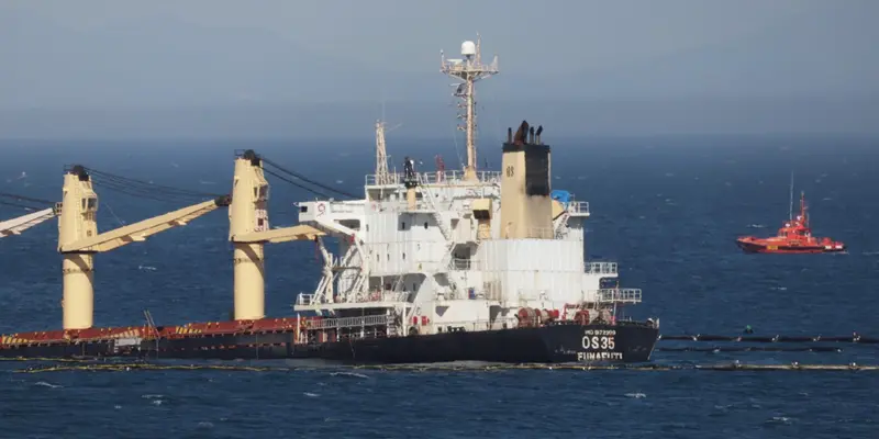 <p> Operaci&oacute;n de hundimiento de la popa del OS35 en Gibraltar. - NONO RICO/EUROPA PRESS </p>