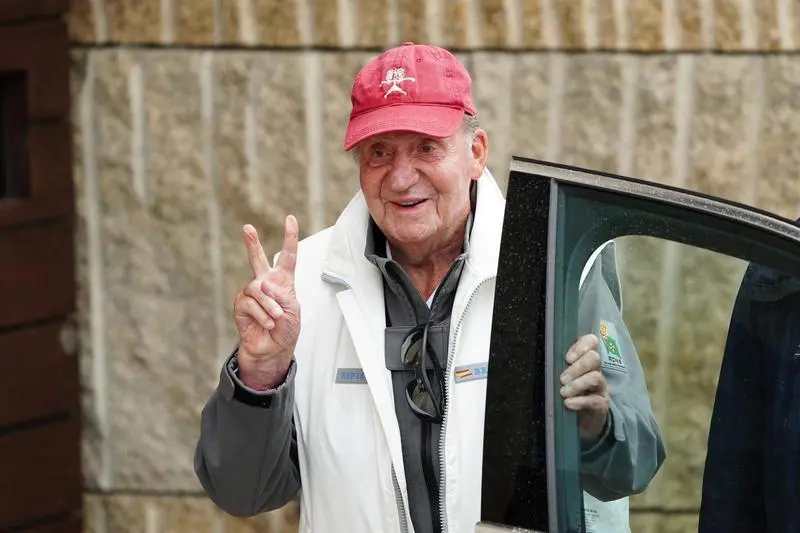 <p> El Rey em&eacute;rito Juan Carlos llega a Ia clausura de la 3&ordf; Regata del IV Circuito Copa de Espa&ntilde;a 2022 de la clase 6 Metros a 22 de mayo de 2022, en Sanxenxo, Pontevedra </p>