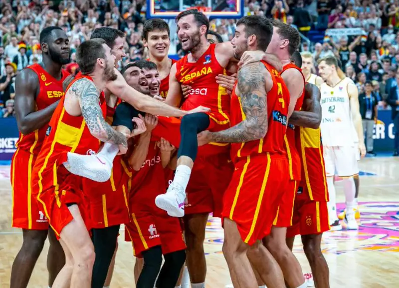 <p> &iexcl;En la final! La Espa&ntilde;a irreductible que ya hab&iacute;a dado varias exhibiciones en este Eurobasket, ha tomado Berl&iacute;n, ha superado de forma extraordinaria a la anfitriona Alemania (96-91) y se ha plantado en la lucha final por la medalla de oro. De nuevo una victoria global, t&aacute;ctica y de car&aacute;cter, en la que ha sobresalido Lorenzo Brown, tque con 29 puntos y 6 asistencias ha guiado a la Selecci&oacute;n en su en&eacute;sima gesta </p>