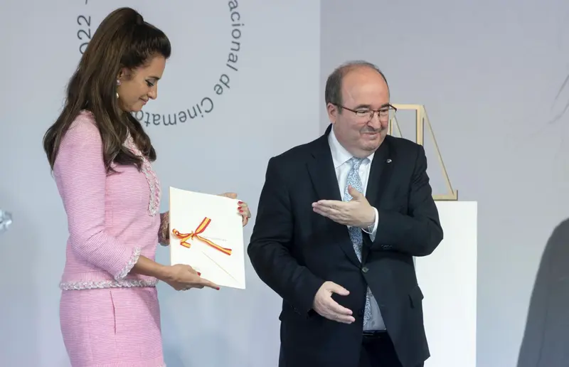 <p> La actriz Pen&eacute;lope Cruz recibe el Premio Nacional de Cinematograf&iacute;a 2022 de manos del ministro de Cultura y Deporte, Miquel Iceta, en Tabakalera Centro Internacional de Cultura Contempor&aacute;nea, a 17 de septiembre de 2022, en San Sebastian - Alberto Ortega - Europa Press </p>