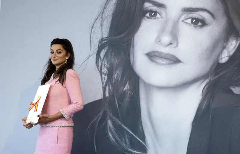 <p> La actriz Pen&eacute;lope Cruz posa con el Premio Nacional de Cinematograf&iacute;a 2022, Tabakalera Centro Internacional de Cultura Contempor&aacute;nea, a 17 de septiembre de 2022, en San Sebastian, Guipuzkoa, Pa&iacute;s Vasco (Espa&ntilde;a). - Alberto Ortega - Europa Press </p>