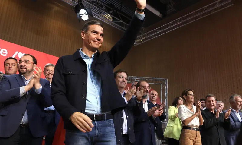 <p> El presidente del Gobierno y secretario general del Partido Socialista (PSOE), Pedro S&aacute;nchez, saluda a miembros de su partido en el Consejo Pol&iacute;tico Federal de su formaci&oacute;n, en el World Trade Center, a 17 de septiembre de 2022, en Zaragoza, Arag&oacute;n. - Fabi&aacute;n Sim&oacute;n - Europa Press </p>
