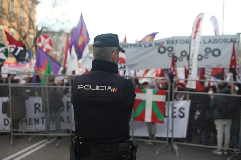 <p> Un polic&iacute;a nacional vigila la cabecera de una concentraci&oacute;n frente al Congreso de los Diputados </p>