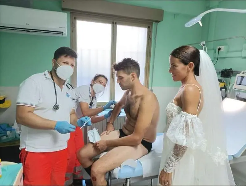 <p> El novio siendo atendido de la clav&iacute;cula junto a su esposa </p>