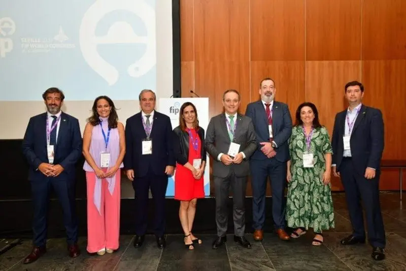 <p> Presentaci&oacute;n de 'La Farmacia en Espa&ntilde;a' en el 22 Congreso Nacional de Farmacia </p>
