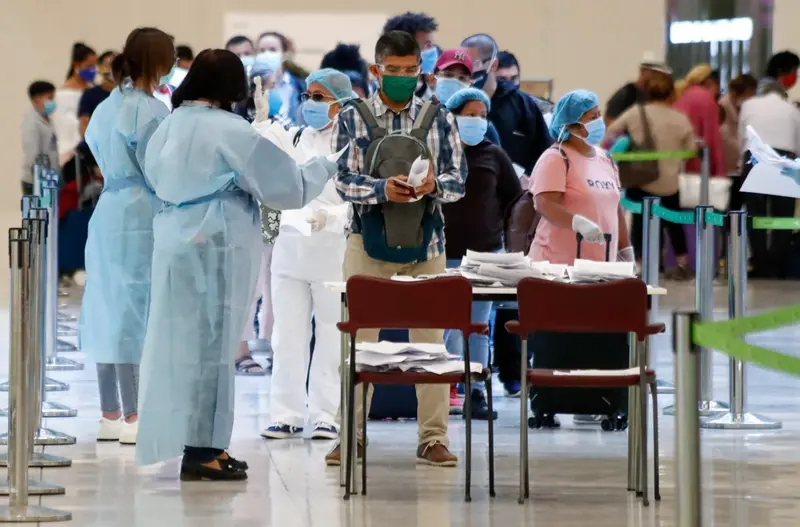 <p> Archivo - Controles en la terminal 4 del Aeropuerto de Madrid-Barajas Adolfo Su&aacute;rez. En Madrid (Espa&ntilde;a), a 17 de mayo de 2020. - Oscar J. Barroso / Europa Press - Archivo </p>