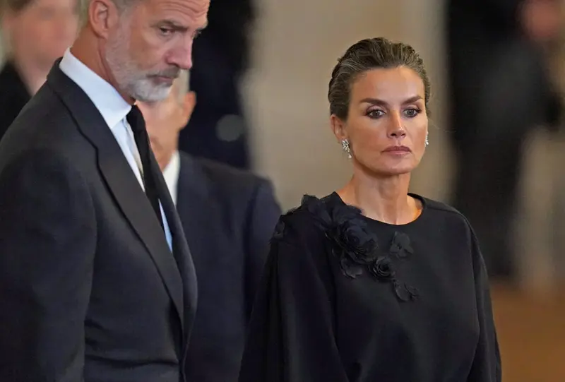 <p> Los Reyes en la capilla ardiente de Isabel II - Jacob King/PA Wire/dpa </p>