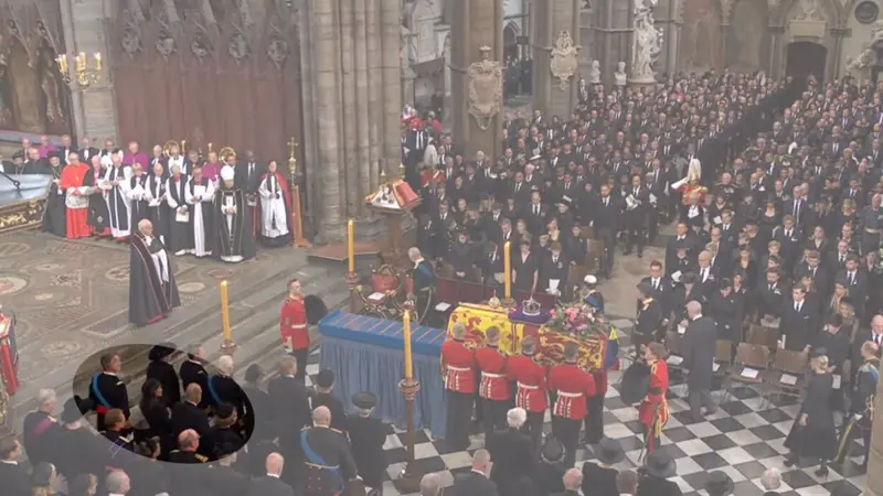 <p> Los Reyes, sentados junto a los em&eacute;ritos en el funeral de Isabel II - CASA REAL DEL REINO UNIDO </p>