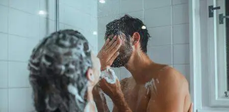 <p> Ducha en pareja </p>