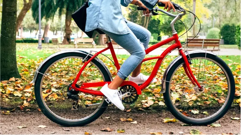Mujer en bicicleta, imagen de archivo
