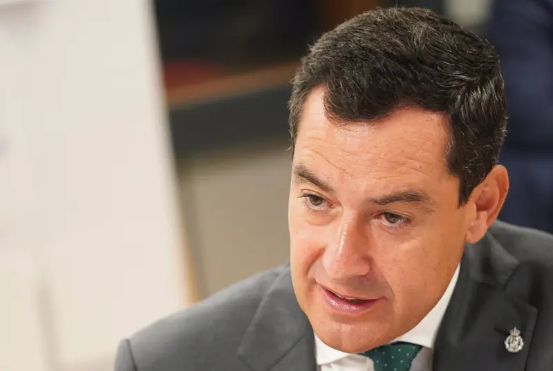 <p> Juanma Moreno, durante la entrevista, este mi&eacute;rcoles - JUNTA DE ANDALUC&Iacute;A </p>