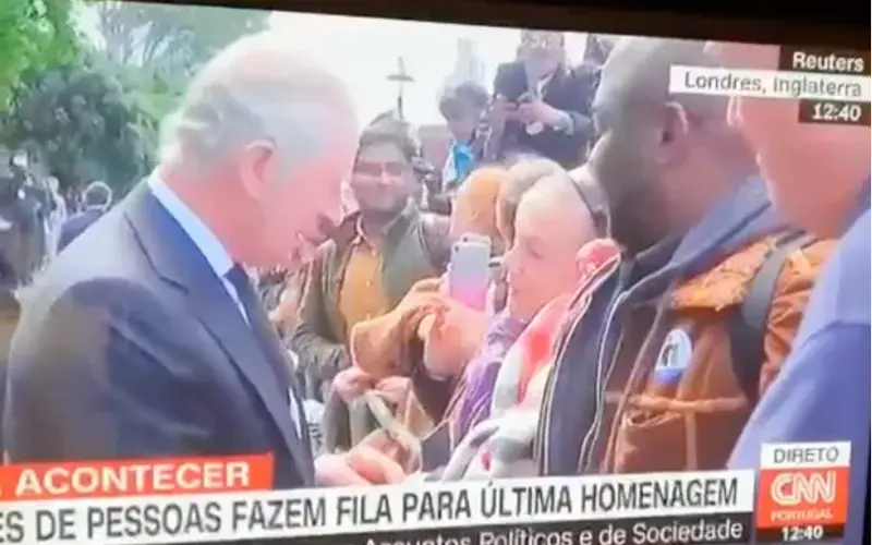 <p> Carlos III estrecha las manos de las personas esperando en las filas de la capilla ardiente de la Reina Isabel II </p>