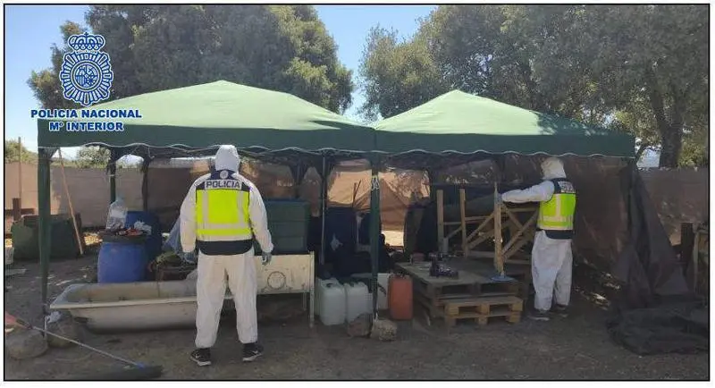 <p> Polic&iacute;a Nacional en el Laboratorio desmantelado </p>