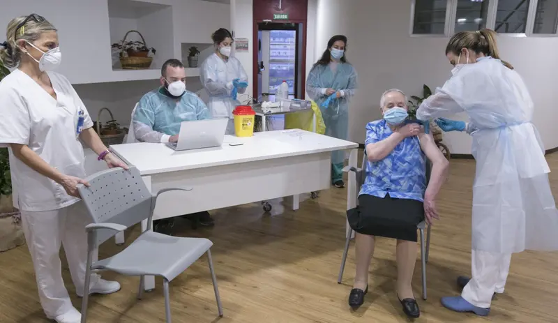 <p> Archivo - Eulalia Josefa `Pepita Paleo, primera usuaria de la residencia en recibir la segunda dosis de la vacuna Pfizer-BioNTech contra el coronavirus en el Centro Polivalente de Recursos Residencia Mixta de Gij&oacute;n, a 18 de enero de 2021. - EUROPA PRESS/J.Peteiro. POOL - Europa Press </p>