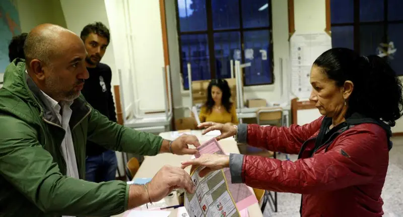 <p> Votantes en Italia. RTVE </p>