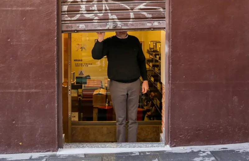 <p> Archivo - Un aut&oacute;nomo echa el cierre de su negocio tras su jornada laboral - Ricardo Rubio - Europa Press - Archivo </p>