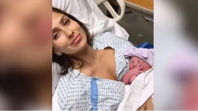 <p> Hillary junto a su nueva beb&eacute; </p>