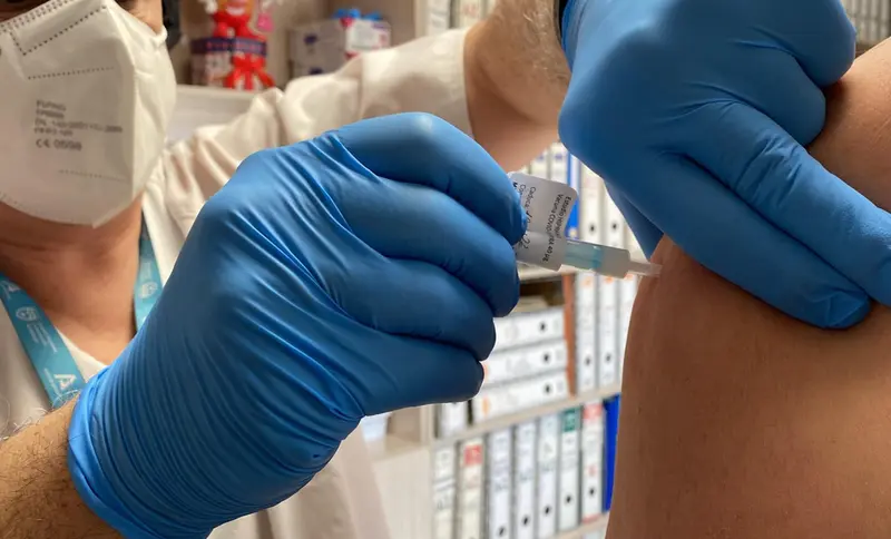 <p> Comienza en el Hospital Regional de M&aacute;laga la vacunaci&oacute;n de voluntarios del ensayo cl&iacute;nico de la vacuna de HIPRA contra la COVID-19. (Foto de archivo). - JUNTA DE ANDALUC&Iacute;A </p>