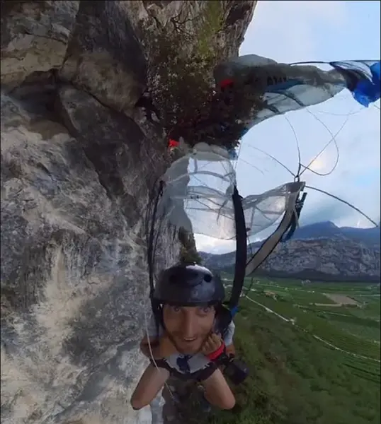 <p> Rory Allen colgado del &aacute;rbol </p>