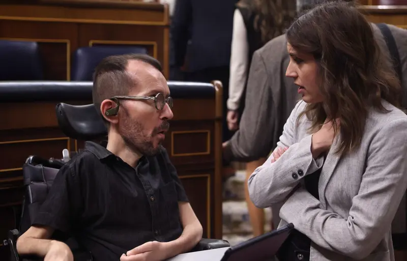 <p> El portavoz de Unidas Podemos en el Congreso, Pablo Echenique y la ministra de Igualdad, Irene Montero - Eduardo Parra - Europa Press </p>